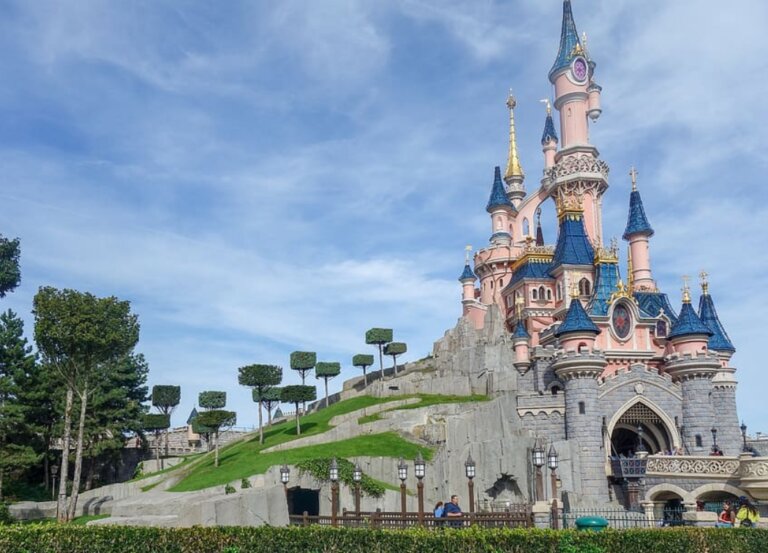 What is the Difference Between Disneyland and Disney World?